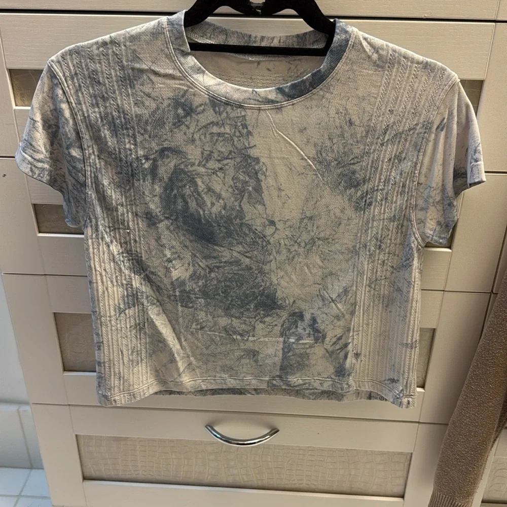Lululemon Train To Be Short Sleeve Shirt in Blue Tie Dye Size 8 - Picture 3 of 5